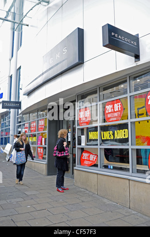 Pfauen-Store in Brighton UK aufgrund der Rezession mit dem Lager noch auf dem Display innen geschlossen Stockfoto