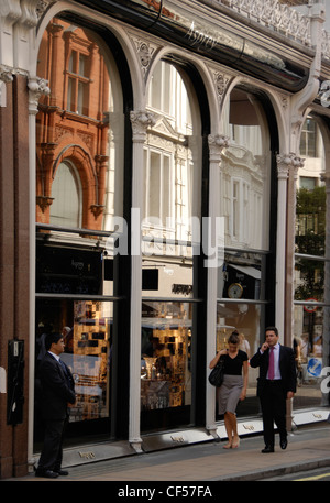 Reflexionen in der Storefront von Asprey Juweliere in der New Bond Street. Stockfoto