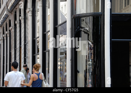 Shopper New Bond Street Asprey Juweliere weitergeben. Stockfoto