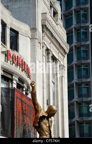 Statue von Freddy Mercury außerhalb Dominion Theatre auf der Tottenham Court Road. Stockfoto