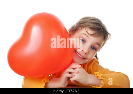 Lachendes Mädchen hält Herzballon Form isoliert auf weißem Hintergrund Stockfoto