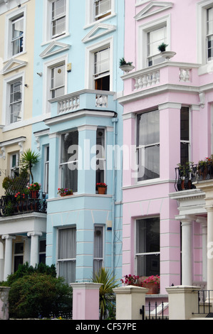 Außenansicht des bunten Reihenhäuser in Notting Hill. Stockfoto