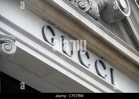 Eine Nahaufnahme von der Gucci-Schild über die Shop-Eingang an der Old Bond Street. Stockfoto