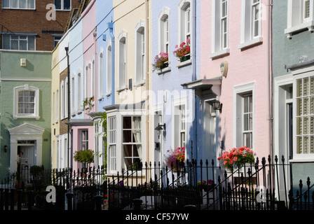 Eine Reihe von bunten georgische Häuser an Bywater Street in Chelsea. Stockfoto