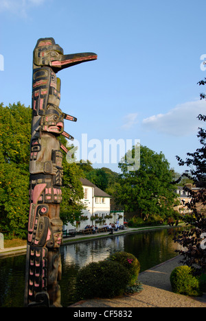 Eine traditionelle hölzerne Totempfahl am Grand Union Canal. Stockfoto