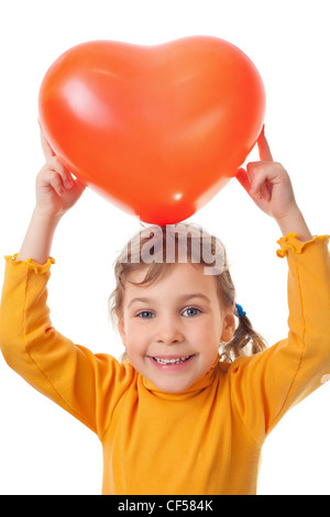 Lachendes Mädchen hält über ihrem Kopf Form Herzballon isoliert auf weißem Hintergrund Stockfoto