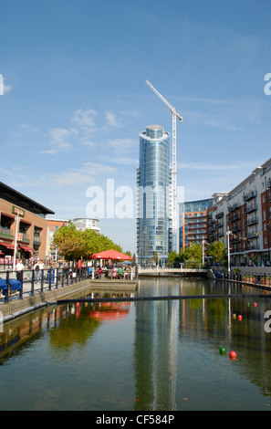 Ein Blick auf Gunwharf Quays zeigt einen Kran neben dem Turm Nummer eins. Stockfoto