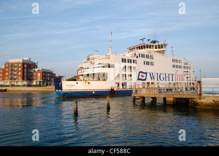 Der Wight Link Isle Of Wight Autofähre in den Hafen in Old Portsmouth. Stockfoto