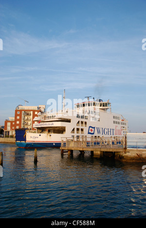 Der Wight Link Isle Of Wight Autofähre in den Hafen in Old Portsmouth. Stockfoto