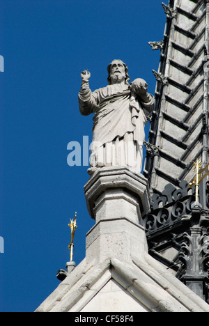 Statue am Dach über dem Haupteingang zu den Royal Courts of Justice. Stockfoto