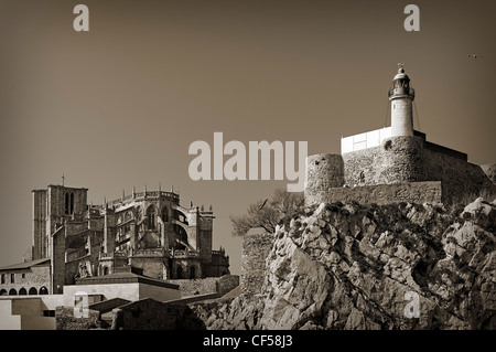 Gotische Kirche Santa Maria und die Burg Leuchtturm im Hafen von Castro Urdiales, Kantabrien, Nordspanien, Europa Stockfoto