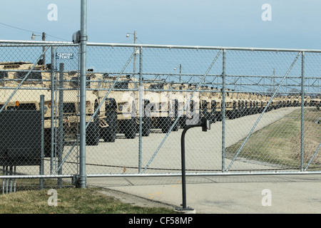 Oshkosh Truck Corporation militärischen Humvees sind auf dem Flughafen in Übersee für den Krieg am 3. April 2010 versandfertig sein aufgereiht Stockfoto