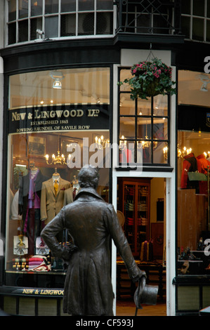 Eine traditionelle hohe Klasse Schneider Shop und Statue des viktorianischen Gentleman am Eingang zum Piccadilly Arcade. Stockfoto