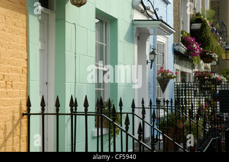 Eine Außenansicht des attraktiven malte Reihenhäuser neben einem Pub in Notting Hill. Stockfoto