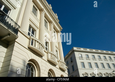 Die Fassaden der Botschaftsgebäude in Belgrave Square. Stockfoto