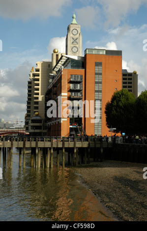 Ein Blick auf die OXO Tower von den Ufern der Themse. Stockfoto