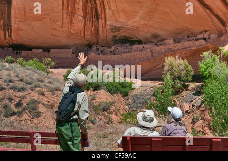 Freiwillige Parkwächter und Besucher bei Keet Seel Ruinen im Navajo National Monument, Shonto Plateau, Arizona, USA Stockfoto