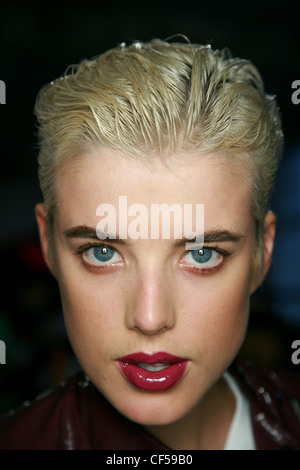 Henry Holland London bereit zu tragen Frühling Sommer Model Agyness Deyn trägt glänzende dunkle rosa Lippenstift Stockfoto