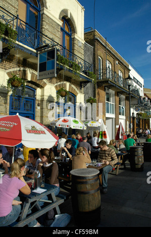Menschen sitzen in der Sonne außerhalb der Rutland Ale House Pub an der Themse. Stockfoto
