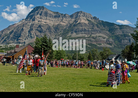 Waterton Lakes Nationalpark Pow Wow Grand-Eintrag bei der Blackfoot Arts & Heritage Festival zu feiern von Parks Canada Stockfoto