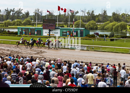 Kanada, Ontario, Fort Erie, Menschenmenge beobachten Pferderennen fertig Wetter Dirt-Track. Stockfoto