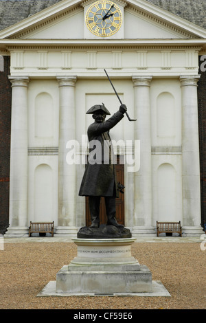 Eine Statue von Chelsea Rentner vor dem Eingang zum Royal Hospital Chelsea. Stockfoto