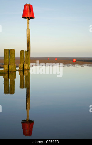 Navigation-Marker Post und Holz Meer Verteidigung Buhne bei Ebbe. Cleethorpes, North East Lincolnshire, England Stockfoto