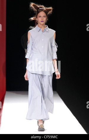 Yohji Yamamoto Paris bereit, WearSpringSummer 2012 Stockfoto