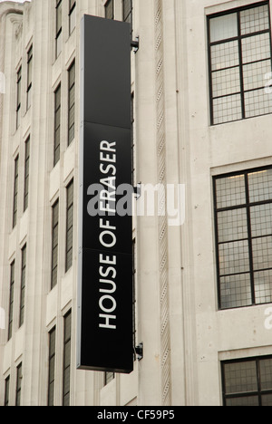 Blick hinauf zu einem House of Fraser Kaufhaus Schild auf der Oxford Street. Stockfoto