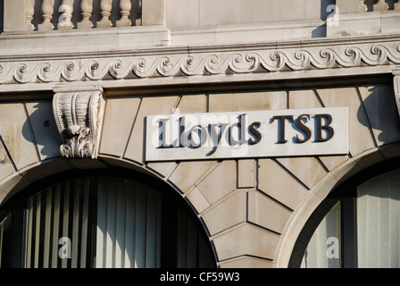 Eine Außenansicht des Ortsverbandes Llyods TSB in viktorianischen Gebäude in Piccadilly untergebracht. Stockfoto