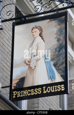 Blick hinauf zum Prinzessin Louise Pub Schild in Holborn. Stockfoto