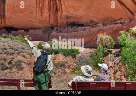 Freiwillige Parkwächter und Besucher bei Keet Seel Ruinen im Navajo National Monument, Shonto Plateau, Arizona, USA Stockfoto