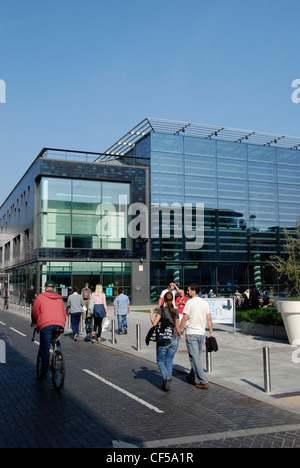 Passanten außerhalb der Jubilee-Bibliothek in Brighton. Stockfoto