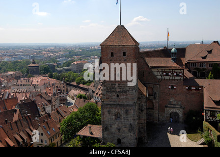 Blick auf die Nürnberger Altstadt aus dem Sinwell-Turm in der Reichsburg / Kaiserburg Schloss in Deutschland Stockfoto