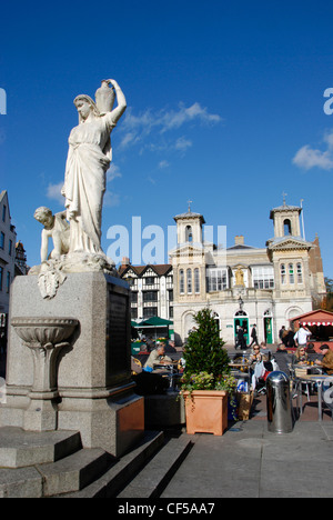 Ein sonniger Tag am Marktplatz in Kingston upon Thames. Stockfoto