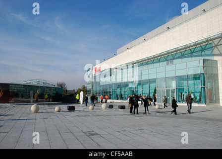 Besucher außerhalb der Westfield Shopping Centre in Shepherds Bush. Stockfoto