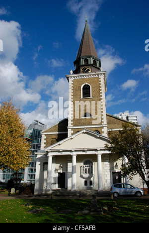 Die Vorderseite des St. Marys Kirche in Battersea Reichweite an der Themse. Stockfoto