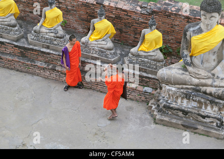 Mönche im Wat Yai Chai Mongkons Tempel, Ayutthaya, Thailand Stockfoto