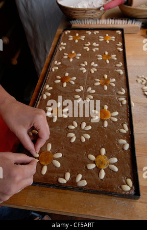 Die gerösteten Nüsse werden für die Dekoration des Lebkuchens Schmidt in der Bäckerei Lebkuchen Schmidt auf dem Hauptmarkt (Nürnbergs Hauptplatz) in Deutschland verwendet. Stockfoto