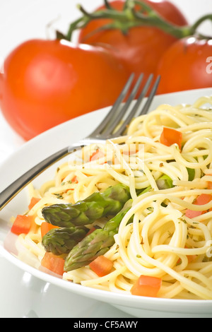 natürliche Frische Spaghetti Tomatensauce und Spargel Stockfoto