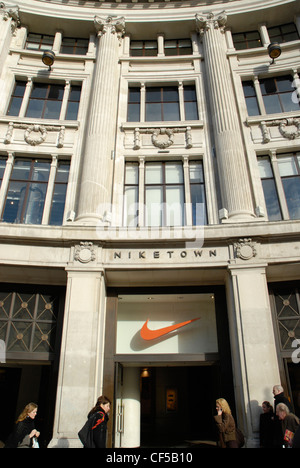 Der Eingang zum Kaufhaus Niketown in der Oxford Street. Stockfoto