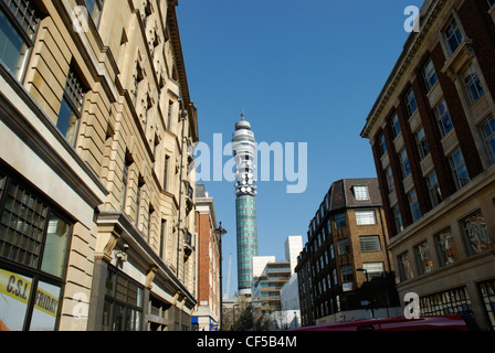 Blick entlang New Cavendish Street mit der British Telecom Tower in der Ferne. Stockfoto