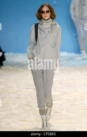 Lacoste New York bereit zu tragen Herbst Winter grau jogging Hose mit einem Ruck auf Windjacke Stockfoto