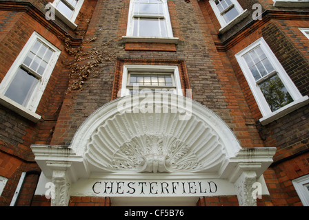 Die Vorderseite des Chesterfield-Villa-Apartment-block in Highgate Village. Stockfoto