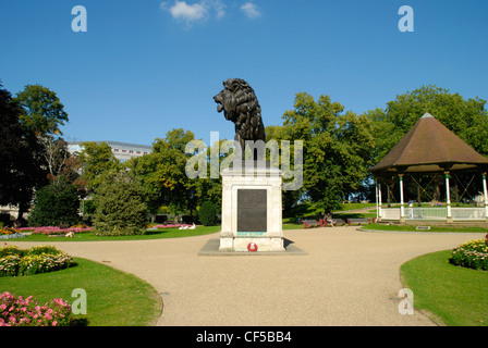 Blick auf Forbury Gärten zeigen die Forbury Löwenstatue in Reading. Stockfoto