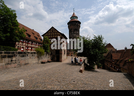 Der Sinwell-Turm aus dem 13.. Jahrhundert in der Kaiserburg in Nürnberg. Stockfoto