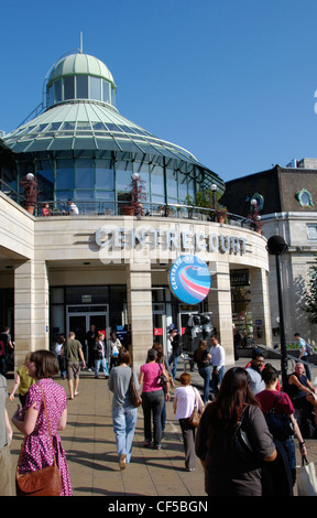 Käufer außerhalb der Front des Einkaufszentrums Centre Court in Wimbledon. Stockfoto