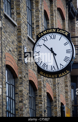 Eine Uhr auf der Außenseite des Gebäudes Markthalle am Camden Lock Market. Stockfoto