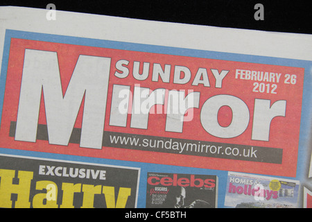 Die "Sunday Mirror" Tabloid (rot oben) britische Sonntagszeitung. (26. Februar 2012) Stockfoto