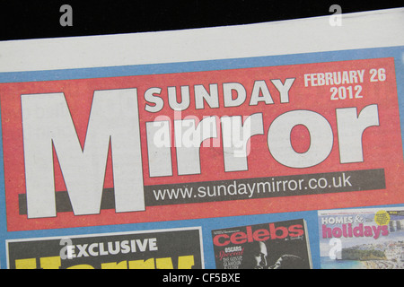 Die "Sunday Mirror" Tabloid (rot oben) britische Sonntagszeitung. (26. Februar 2012) Stockfoto